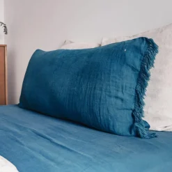 Coussin en lin frangé bleu 55x110cm