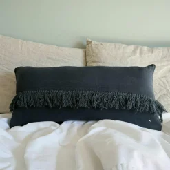 Coussin en lin frangé noir 30x60cm