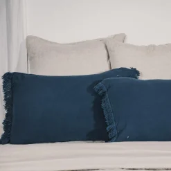 Coussin frangé en lin bleu 50x70cm