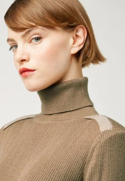 Pull Chantal-Marie col roulé motifs épaules marron camel