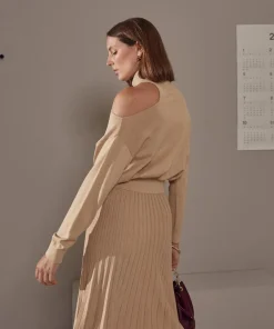 Pull Clémentine, col roulé, épaule dénudée marron moka