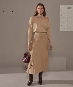 Pull Clémentine, col roulé, épaule dénudée marron moka