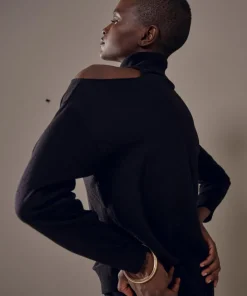 Pull Clémentine, col roulé, épaule denudée noir