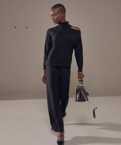 Pull Clémentine, col roulé, épaule denudée noir