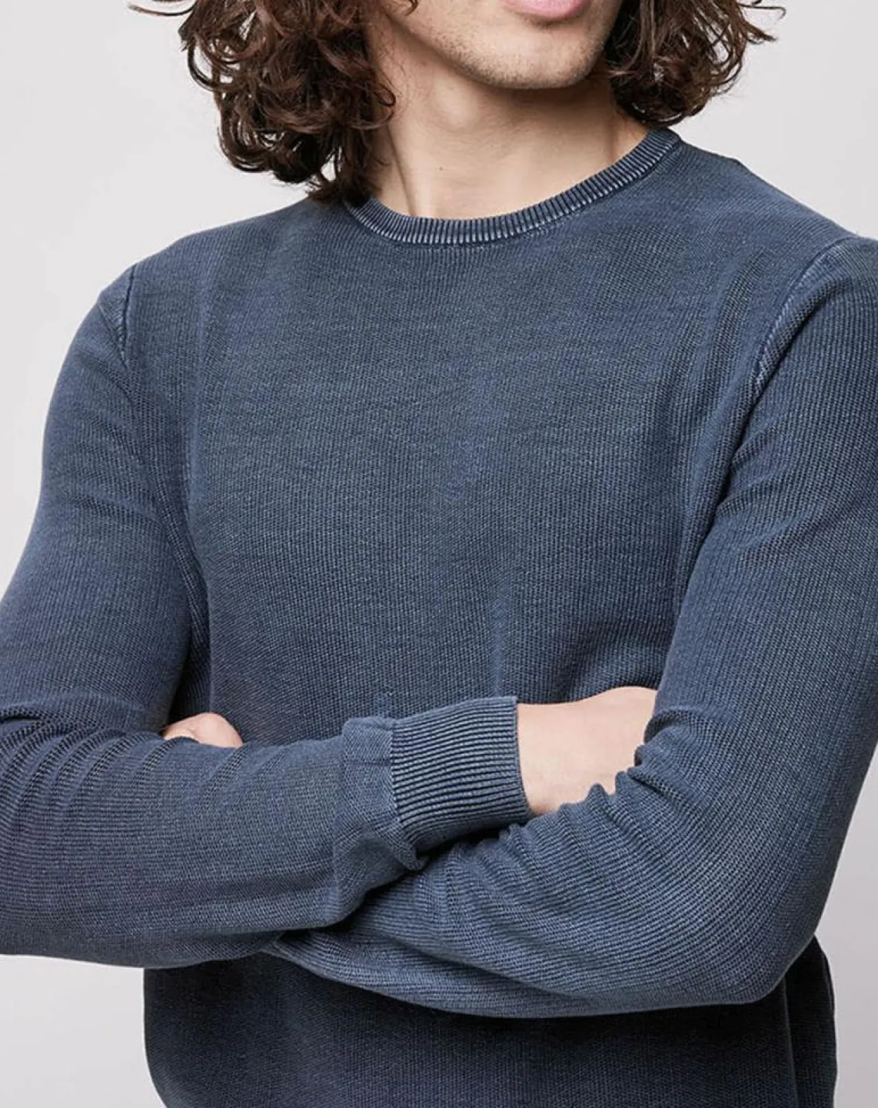 Pull délavé bleu marine