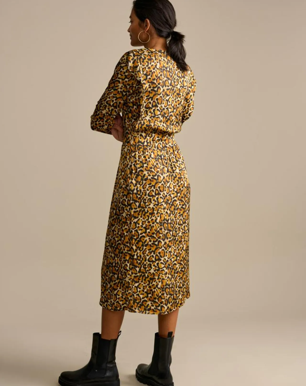 Robe midi effet satiné Annie léopard dorée/marron