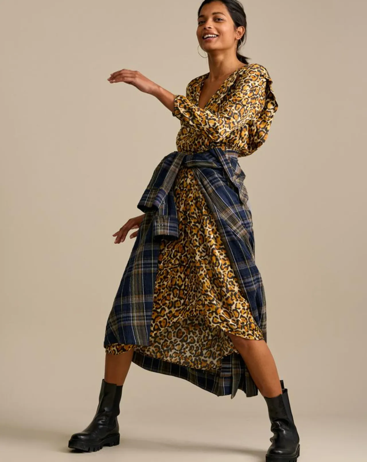 Robe midi effet satiné Annie léopard dorée/marron