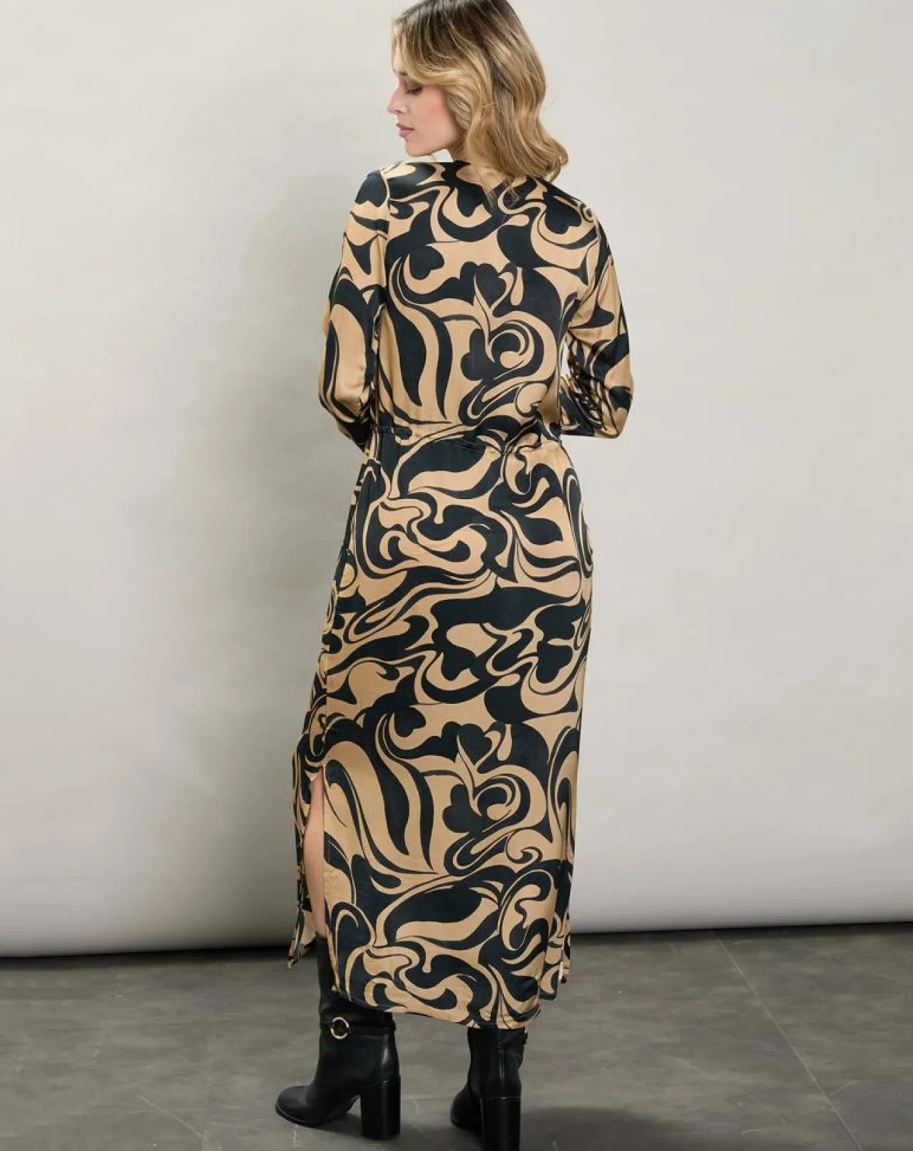 Robe satinée Rosal beige/marine