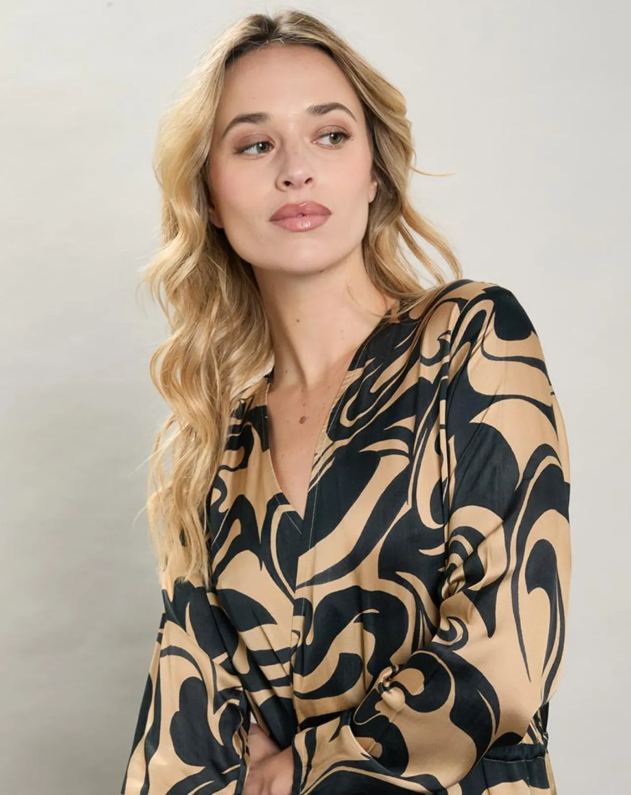 Robe satinée Rosal beige/marine