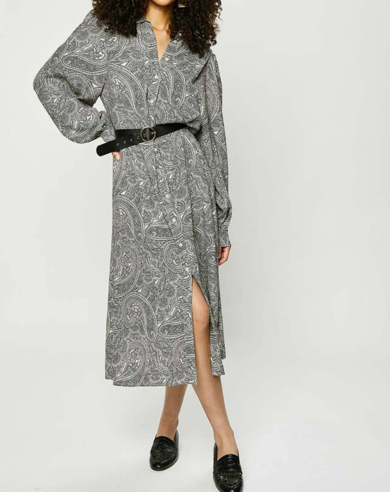 Robe-chemise à ceinture et imprimé cachemire blanc/gris